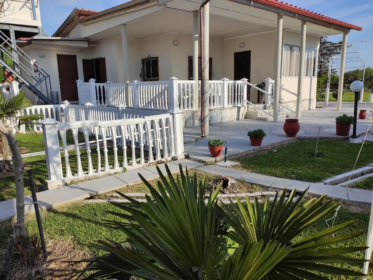 Villa Artzie. Έξοχικο Με Τεράστιο Εξωτερικό Χώρο. Nea Kallikrateia Holiday home