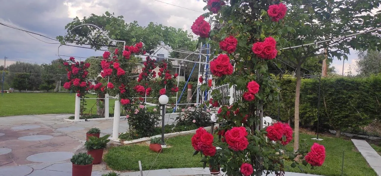 Villa Artzie. Έξοχικο Με Τεράστιο Εξωτερικό Χώρο. Nea Kallikrateia